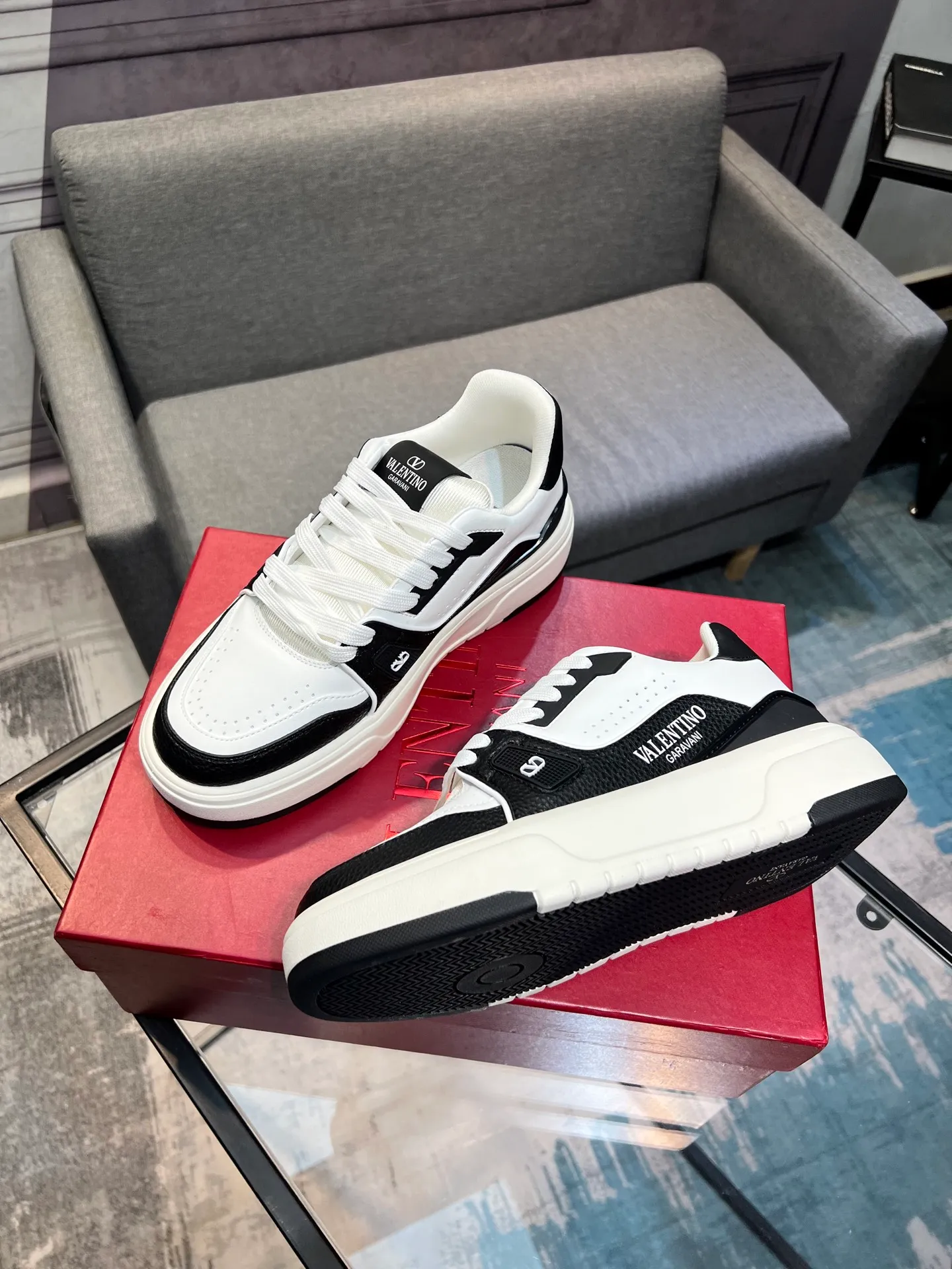 Men's men's shoes 💰660 𝑽𝒂𝒍𝒆𝒏𝒕𝒊𝒏𝒐 Valentino 𝑶𝒏𝒆𝑺𝒕𝒖𝒅 Couple's sneaker series Valentino 2025 latest couple's sneakers, celebrity style, hot sale. The original ZP was purchased and dismantled. Repeated pattern making and modification. I strive to restore the original version 1:1! Top luxury masterpiece, soft and comfortable, combining fashion and leisure, bringing excellent elegant texture and excellent on-foot comfort. Top purchase version upper: imported calfskin surface/original oil edge craftsmanship. Inner: water-dyed cowhide lining. Outsole: original development 𝐓𝐏𝐔 two-color combination outsole. Packaging: original configuration complete package. Code number: 35-44 yards. 34.45 can be customized. Can be customized (self-labeled-no label) order.